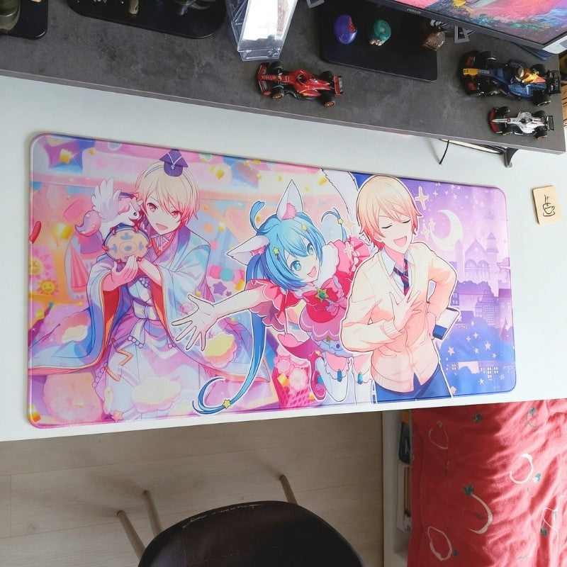 Tapis de souris personnalisé XXL avec illustration manga sur un bureau blanc