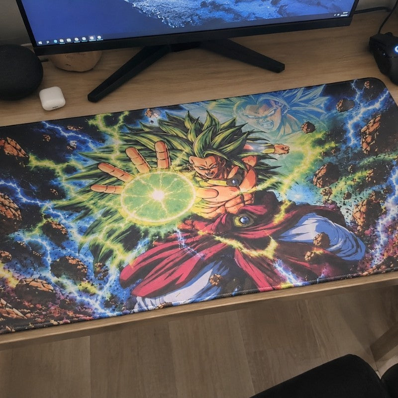 Tapis de souris personnalisé XXL Dragon Ball Broly sur un bureau en bois