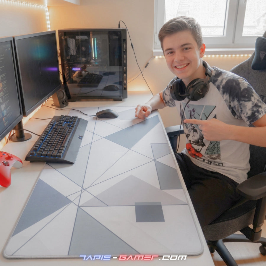 Setup gamer avec un tapis de souris XXL blanc et gris à motif géométrique